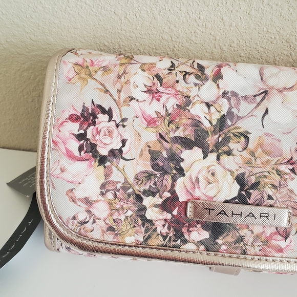 Tahari Winter Rose Travel Kit - Picture 4 of 9